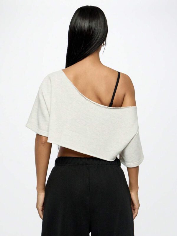 SUMWON WOMEN Top court style épaules dénudées avec logo calligraphié, tenue casual d'été pour festival, week-end, soirée, style urbain – Image 10