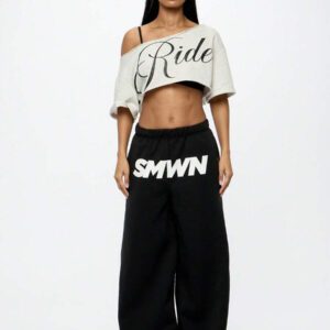SUMWON WOMEN Top court style épaules dénudées avec logo calligraphié, tenue casual d'été pour festival, week-end, soirée, style urbain
