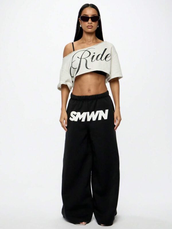 SUMWON WOMEN Top court style épaules dénudées avec logo calligraphié, tenue casual d'été pour festival, week-end, soirée, style urbain – Image 11