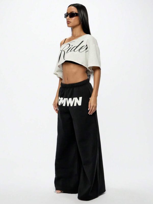 SUMWON WOMEN Top court style épaules dénudées avec logo calligraphié, tenue casual d'été pour festival, week-end, soirée, style urbain – Image 12