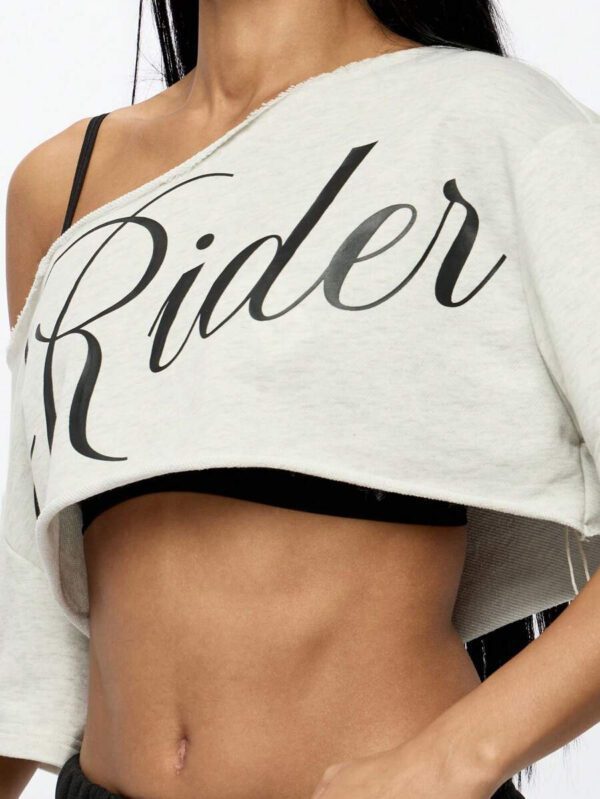 SUMWON WOMEN Top court style épaules dénudées avec logo calligraphié, tenue casual d'été pour festival, week-end, soirée, style urbain – Image 14