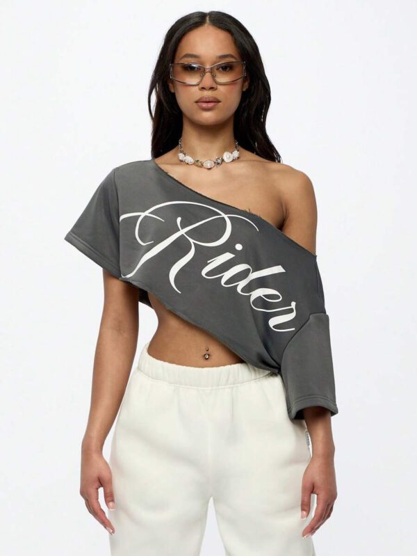 SUMWON WOMEN Top court style épaules dénudées avec logo calligraphié, tenue casual d'été pour festival, week-end, soirée, style urbain – Image 17