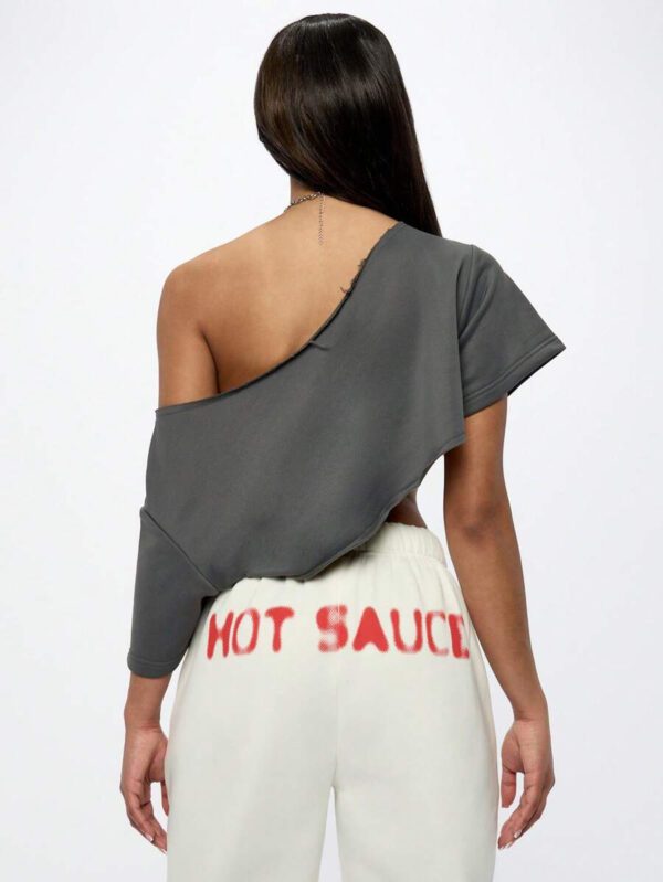 SUMWON WOMEN Top court style épaules dénudées avec logo calligraphié, tenue casual d'été pour festival, week-end, soirée, style urbain – Image 18