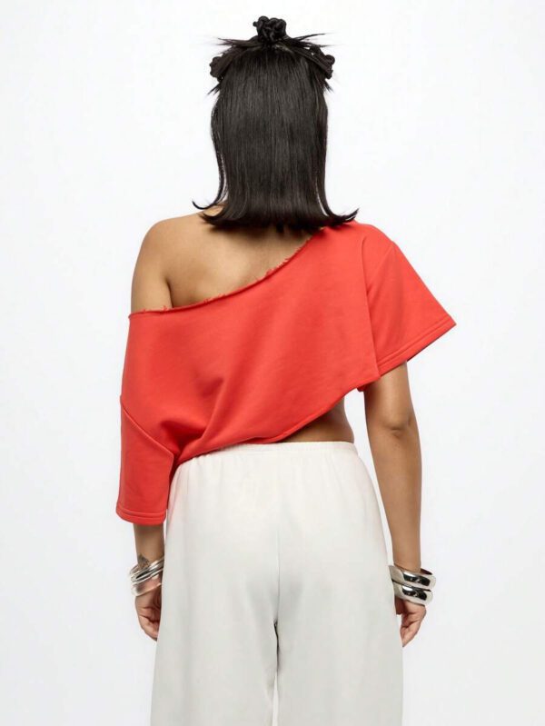 SUMWON WOMEN Top court style épaules dénudées avec logo calligraphié, tenue casual d'été pour festival, week-end, soirée, style urbain – Image 25