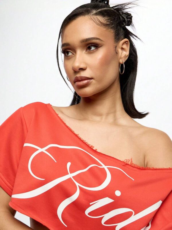 SUMWON WOMEN Top court style épaules dénudées avec logo calligraphié, tenue casual d'été pour festival, week-end, soirée, style urbain – Image 29