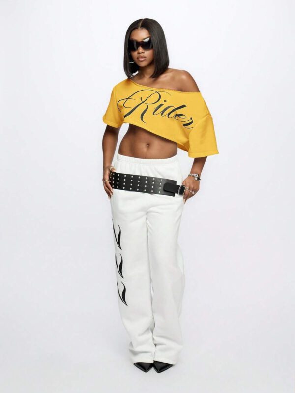 SUMWON WOMEN Top court style épaules dénudées avec logo calligraphié, tenue casual d'été pour festival, week-end, soirée, style urbain – Image 43