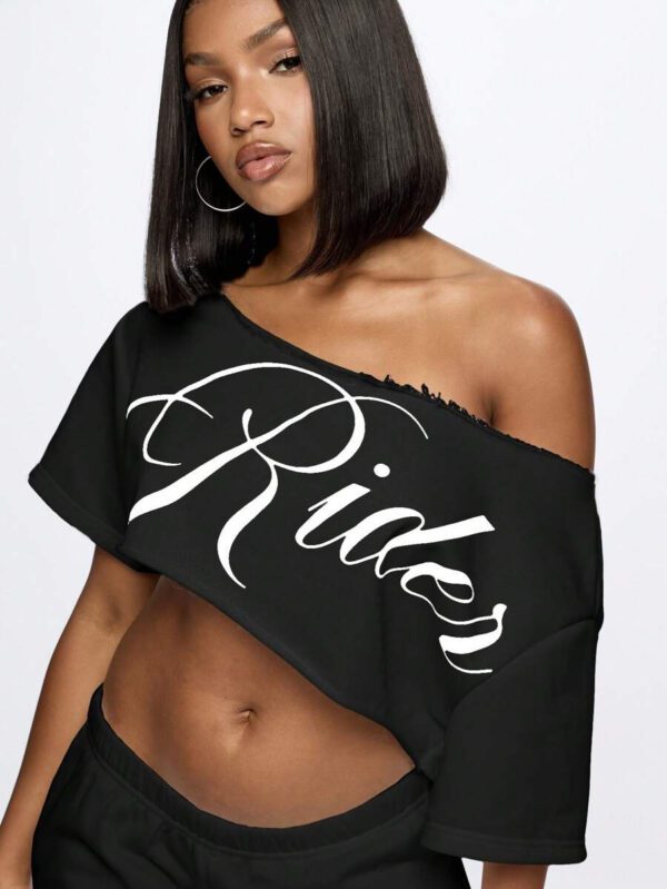 SUMWON WOMEN Top court style épaules dénudées avec logo calligraphié, tenue casual d'été pour festival, week-end, soirée, style urbain – Image 47