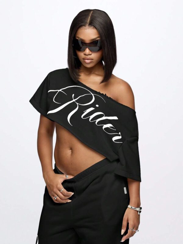 SUMWON WOMEN Top court style épaules dénudées avec logo calligraphié, tenue casual d'été pour festival, week-end, soirée, style urbain – Image 49