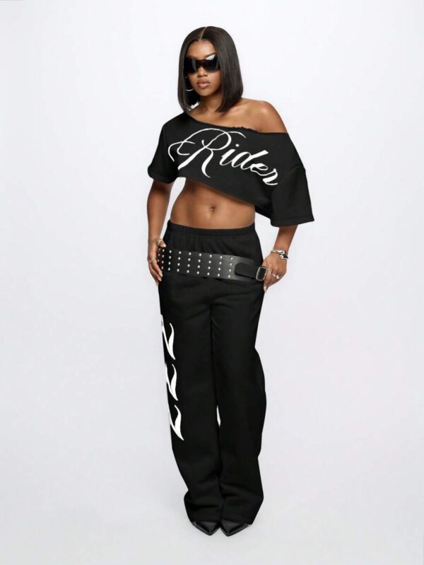 SUMWON WOMEN Top court style épaules dénudées avec logo calligraphié, tenue casual d'été pour festival, week-end, soirée, style urbain – Image 50