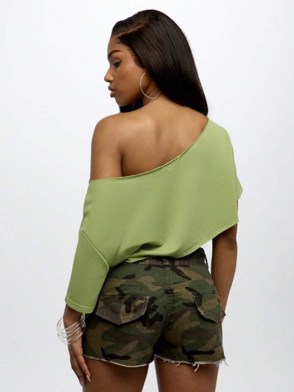 SUMWON WOMEN Top court style épaules dénudées avec logo calligraphié, tenue casual d'été pour festival, week-end, soirée, style urbain – Image 53