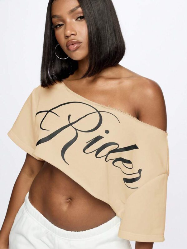 SUMWON WOMEN Top court style épaules dénudées avec logo calligraphié, tenue casual d'été pour festival, week-end, soirée, style urbain – Image 74
