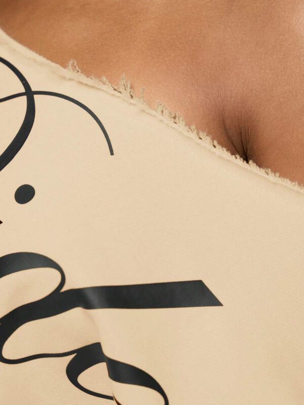 SUMWON WOMEN Top court style épaules dénudées avec logo calligraphié, tenue casual d'été pour festival, week-end, soirée, style urbain – Image 75