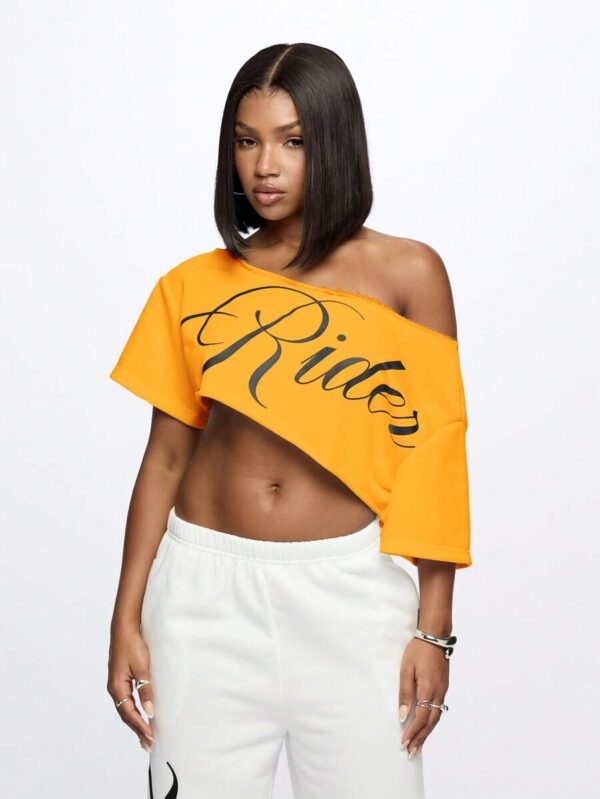 SUMWON WOMEN Top court style épaules dénudées avec logo calligraphié, tenue casual d'été pour festival, week-end, soirée, style urbain – Image 79