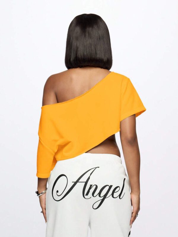 SUMWON WOMEN Top court style épaules dénudées avec logo calligraphié, tenue casual d'été pour festival, week-end, soirée, style urbain – Image 80