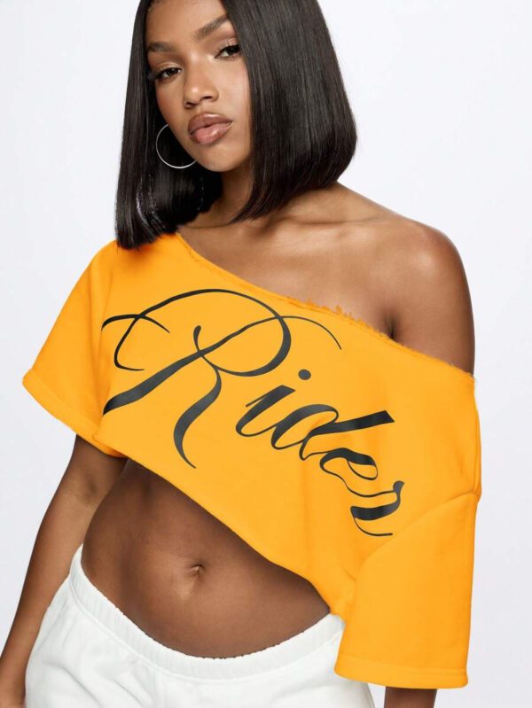 SUMWON WOMEN Top court style épaules dénudées avec logo calligraphié, tenue casual d'été pour festival, week-end, soirée, style urbain – Image 81