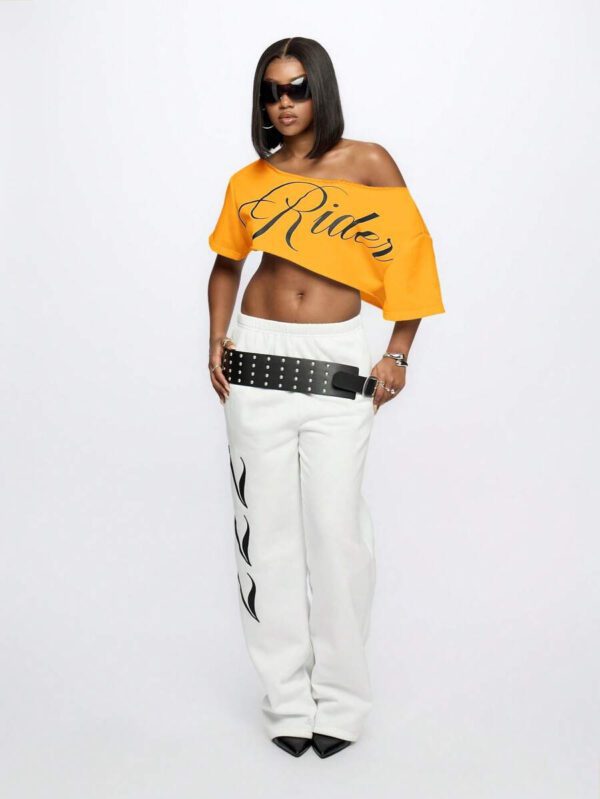 SUMWON WOMEN Top court style épaules dénudées avec logo calligraphié, tenue casual d'été pour festival, week-end, soirée, style urbain – Image 84