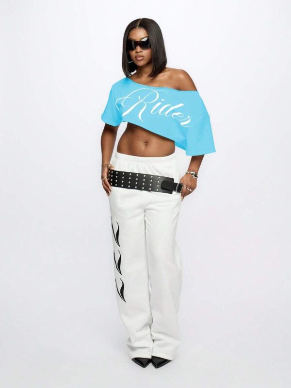 SUMWON WOMEN Top court style épaules dénudées avec logo calligraphié, tenue casual d'été pour festival, week-end, soirée, style urbain – Image 88