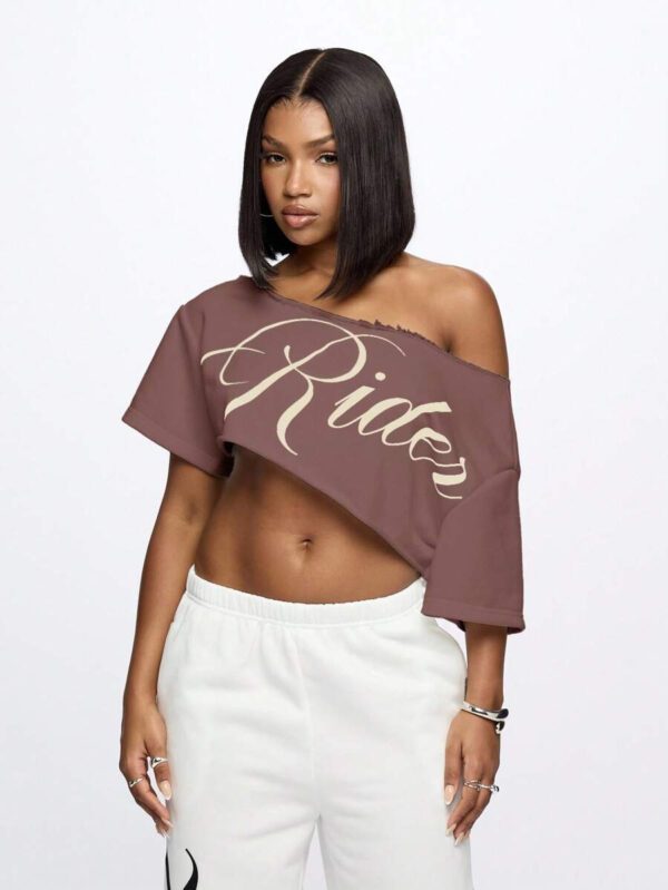 SUMWON WOMEN Top court style épaules dénudées avec logo calligraphié, tenue casual d'été pour festival, week-end, soirée, style urbain – Image 93