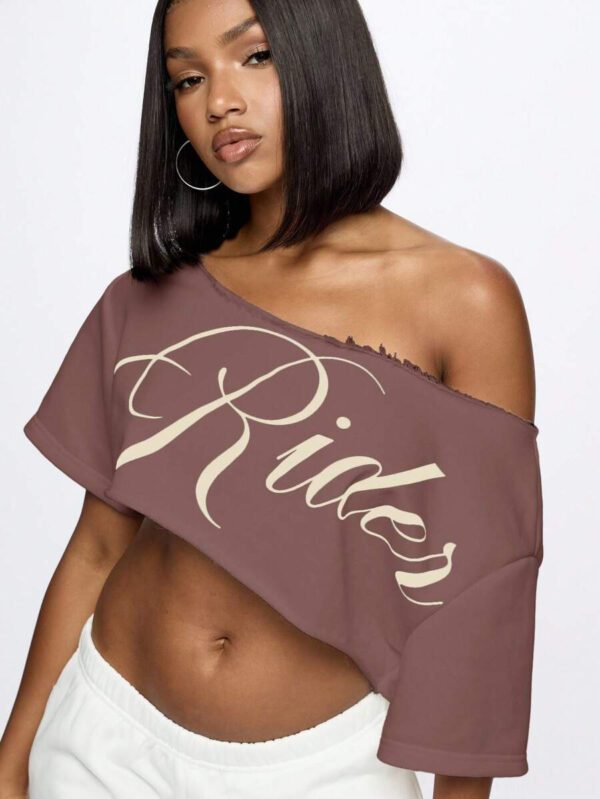 SUMWON WOMEN Top court style épaules dénudées avec logo calligraphié, tenue casual d'été pour festival, week-end, soirée, style urbain – Image 95