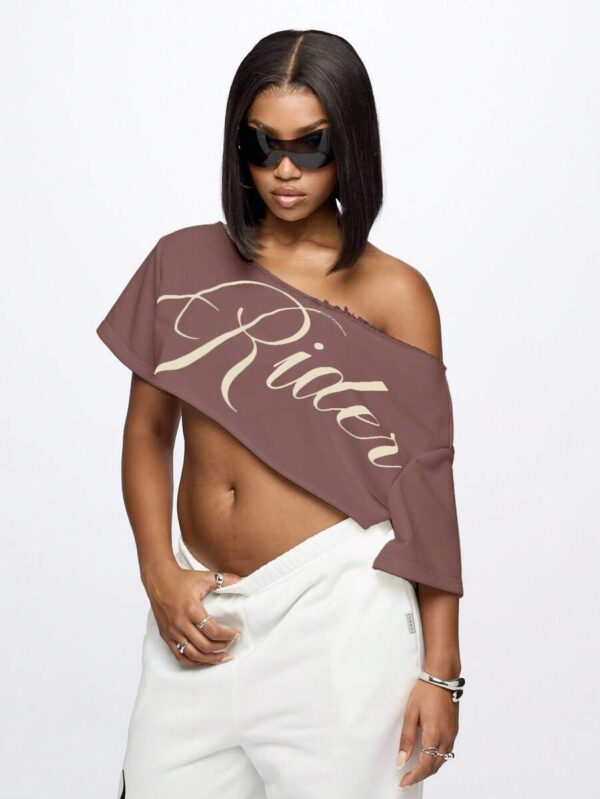 SUMWON WOMEN Top court style épaules dénudées avec logo calligraphié, tenue casual d'été pour festival, week-end, soirée, style urbain – Image 97