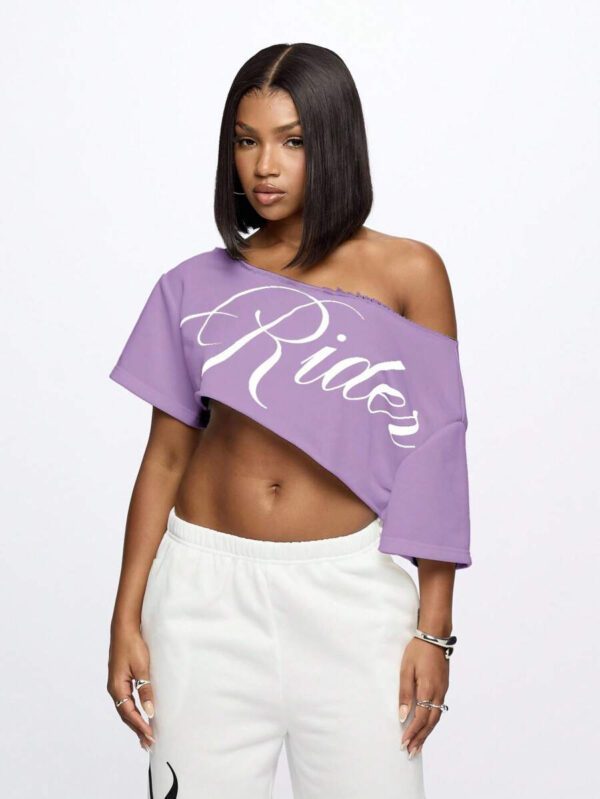 SUMWON WOMEN Top court style épaules dénudées avec logo calligraphié, tenue casual d'été pour festival, week-end, soirée, style urbain – Image 100