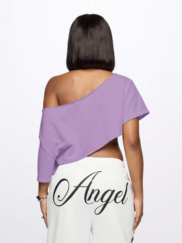 SUMWON WOMEN Top court style épaules dénudées avec logo calligraphié, tenue casual d'été pour festival, week-end, soirée, style urbain – Image 101