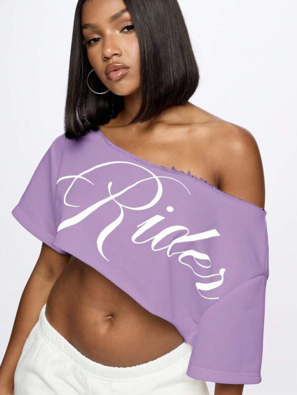 SUMWON WOMEN Top court style épaules dénudées avec logo calligraphié, tenue casual d'été pour festival, week-end, soirée, style urbain – Image 102