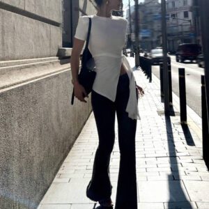 DAZY 1 pièce T-shirt d'été femme à col rond, couleur unie, avec nœud à la taille asymétrique, ourlet fendu, manches courtes blanches