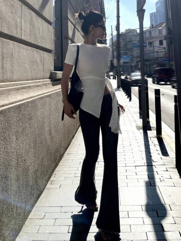 DAZY 1 pièce T-shirt d'été femme à col rond, couleur unie, avec nœud à la taille asymétrique, ourlet fendu, manches courtes blanches – Image 4