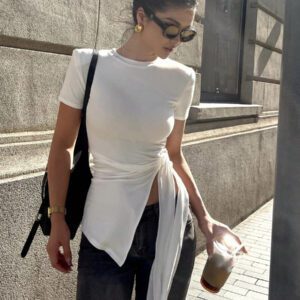 DAZY 1 pièce T-shirt d'été femme à col rond, couleur unie, avec nœud à la taille asymétrique, ourlet fendu, manches courtes blanches