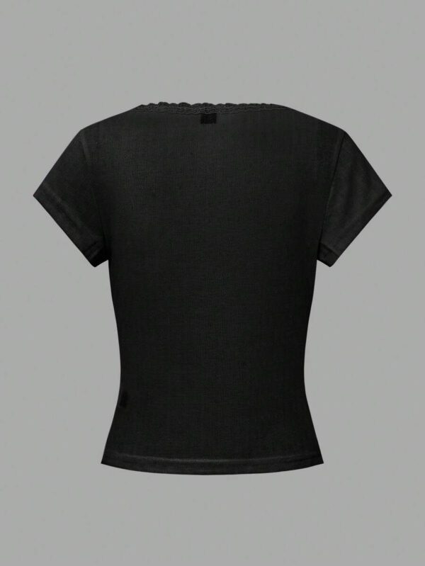 Zielony T-shirt femme à manches courtes avec bordure en dentelle, coupe ajustée élégante avec détail de 3 boutons, Top casual, nouvelles arrivages pour l'été – Image 6