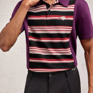 AKNOTIC Party Chemise polo ajustée à col rayé de couleur contrastée bordeaux en tricot pour homme, avec décoration de serpent en métal. Style casual convenant pour le printemps/l'été, les vacances et les déplacements.