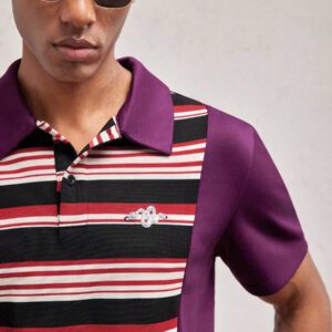 AKNOTIC Party Chemise polo ajustée à col rayé de couleur contrastée bordeaux en tricot pour homme, avec décoration de serpent en métal. Style casual convenant pour le printemps/l'été, les vacances et les déplacements.