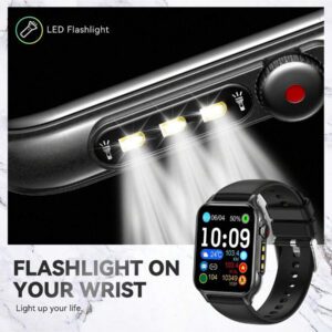 EIGIIS Nouvelle montre intelligente 2025 pour femmes et hommes avec lampe de poche LED, écran HD de 1,96 po. Montre connectée extérieure avec plus de 100 modes sportifs, traqueur de fitness et de sommeil, compatible avec iOS et Android