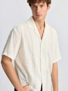 Ontre Chemise décontractée à col cranté et manches courtes, coupe droite. Motif rayé texturé confortable et respirant. Chemise décontractée jeune homme, convient aux festivals et à la vie de tous les jours