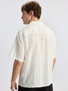 Ontre Chemise décontractée à col cranté et manches courtes, coupe droite. Motif rayé texturé confortable et respirant. Chemise décontractée jeune homme, convient aux festivals et à la vie de tous les jours – Image 4