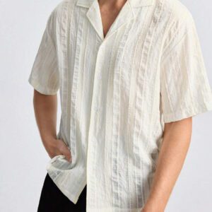 Ontre Chemise décontractée à col cranté et manches courtes, coupe droite. Motif rayé texturé confortable et respirant. Chemise décontractée jeune homme, convient aux festivals et à la vie de tous les jours