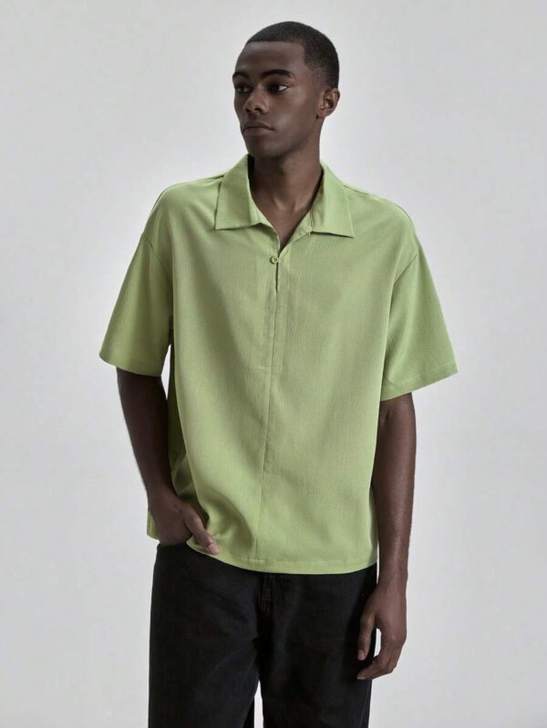Ontre Chemise polo ample et décontractée pour homme été 2025, couleur unie, avec épaules tombantes. Convient pour la Fête de l'Indépendance, la Saint-Jean, la remise des diplômes, le port casual quotidien. Une chemise polo d'été charmante pour les vacances à la plage et les trajets – Image 2