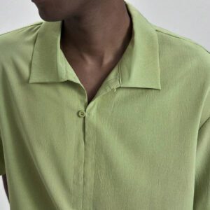 Ontre Chemise polo ample et décontractée pour homme été 2025, couleur unie, avec épaules tombantes. Convient pour la Fête de l'Indépendance, la Saint-Jean, la remise des diplômes, le port casual quotidien. Une chemise polo d'été charmante pour les vacances à la plage et les trajets