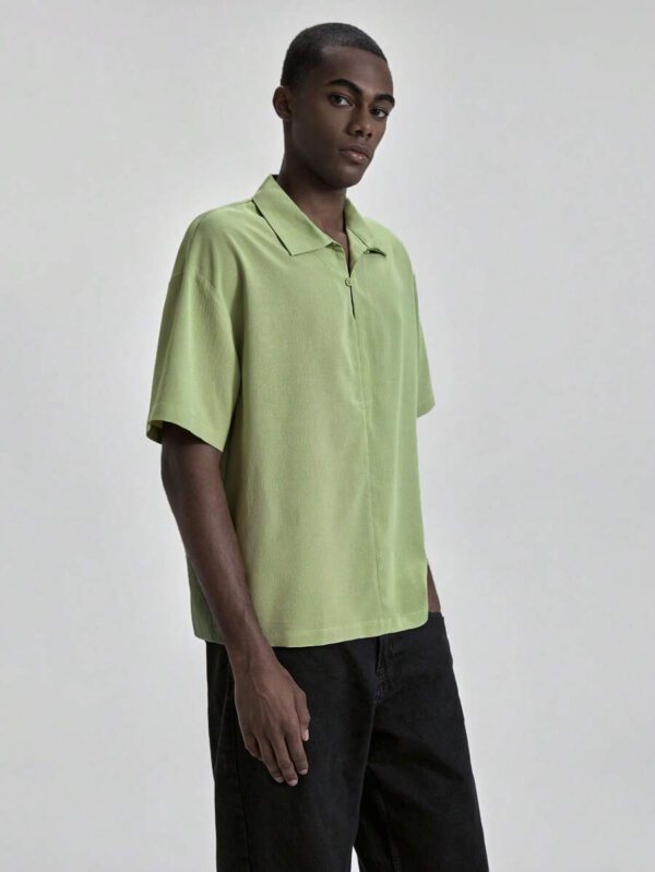 Ontre Chemise polo ample et décontractée pour homme été 2025, couleur unie, avec épaules tombantes. Convient pour la Fête de l'Indépendance, la Saint-Jean, la remise des diplômes, le port casual quotidien. Une chemise polo d'été charmante pour les vacances à la plage et les trajets – Image 6