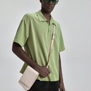 Ontre Chemise polo ample et décontractée pour homme été 2025, couleur unie, avec épaules tombantes. Convient pour la Fête de l'Indépendance, la Saint-Jean, la remise des diplômes, le port casual quotidien. Une chemise polo d'été charmante pour les vacances à la plage et les trajets