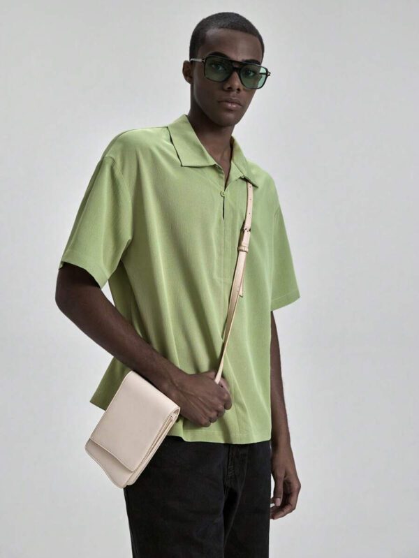 Ontre Chemise polo ample et décontractée pour homme été 2025, couleur unie, avec épaules tombantes. Convient pour la Fête de l'Indépendance, la Saint-Jean, la remise des diplômes, le port casual quotidien. Une chemise polo d'été charmante pour les vacances à la plage et les trajets – Image 7