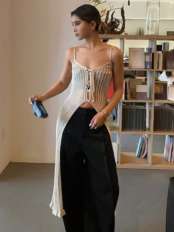 DAZY Top long tricoté de couleur unie avec découpes à l'avant et sur les côtés, et détails de bretelles, transparent pour l'été – Image 2