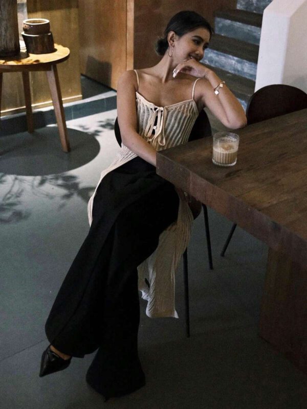 DAZY Top long tricoté de couleur unie avec découpes à l'avant et sur les côtés, et détails de bretelles, transparent pour l'été – Image 4