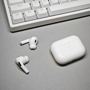 Écouteurs sans fil pour un usage quotidien. Boîtier de charge compact avec un ajustement intra-auriculaire ergonomique et une connexion transparente pour le travail, les déplacements et la détente