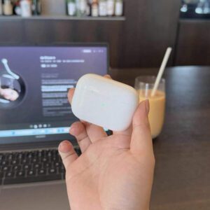 Écouteurs sans fil pour un usage quotidien. Boîtier de charge compact avec un ajustement intra-auriculaire ergonomique et une connexion transparente pour le travail, les déplacements et la détente