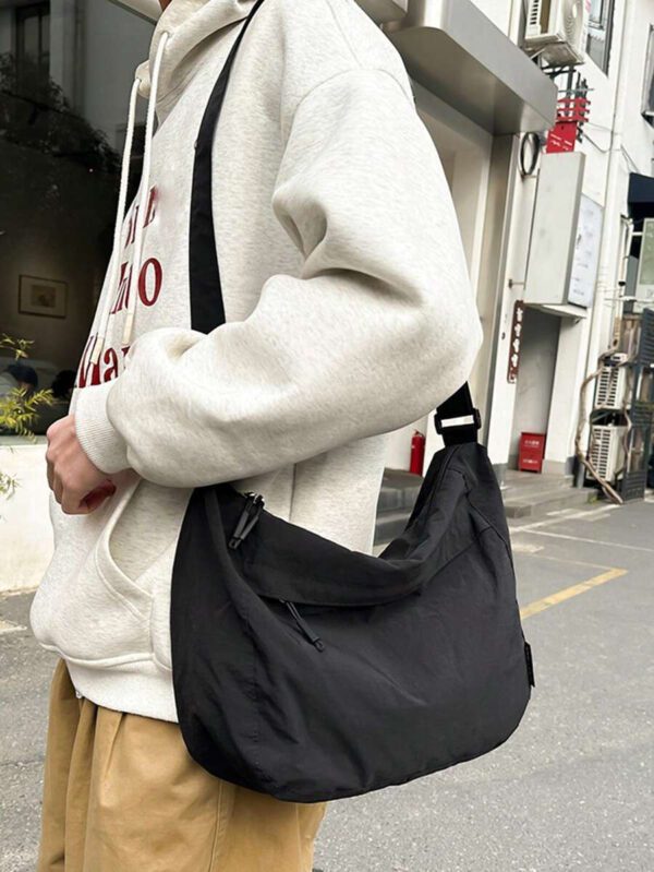 1 pièce, (39,1 yard * 26,9 cm * 12,9 cm) Sac banane mode pour hommes, sac à bandoulière, sac messenger, sac bandoulière, grande capacité, en nylon résistant aux rayures et à l'usure, convient pour le shopping, les rendez-vous, les sorties, le trajet domicile-travail, bandoulière réglable, sac à bandoulière simple, décontracté et cool – Image 3