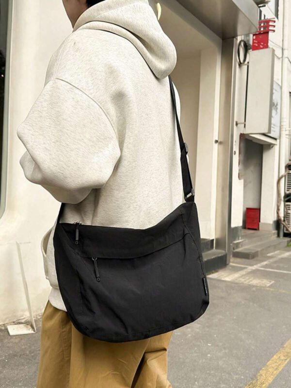 1 pièce, (39,1 yard * 26,9 cm * 12,9 cm) Sac banane mode pour hommes, sac à bandoulière, sac messenger, sac bandoulière, grande capacité, en nylon résistant aux rayures et à l'usure, convient pour le shopping, les rendez-vous, les sorties, le trajet domicile-travail, bandoulière réglable, sac à bandoulière simple, décontracté et cool – Image 4
