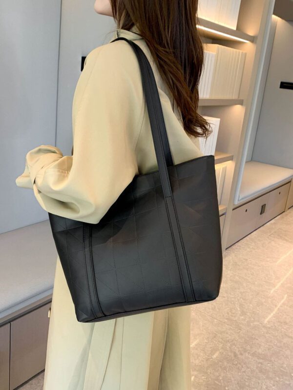 Sac fourre-tout à l'épaule à la mode avec grande capacité, matelassé, avec motif à carreaux gaufrés et couleur unie pour femmes – Image 3