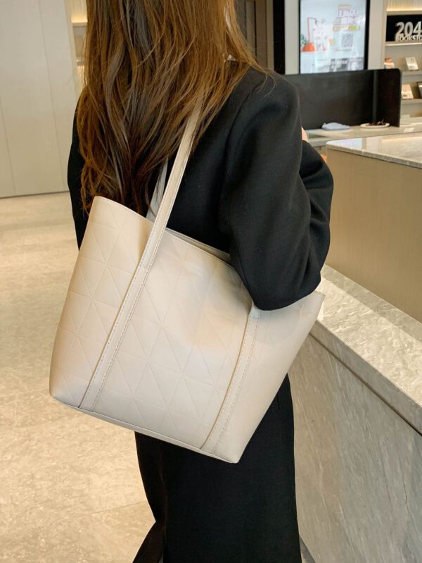 Sac fourre-tout à l'épaule à la mode avec grande capacité, matelassé, avec motif à carreaux gaufrés et couleur unie pour femmes – Image 23